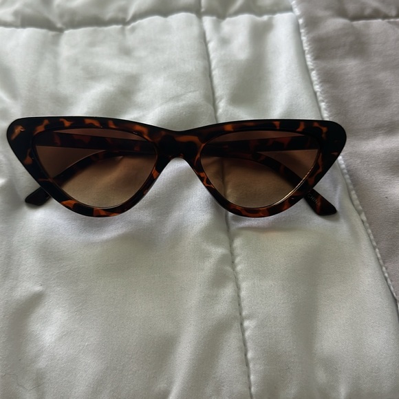 Cat eye tortoise sunglasses - Picture 2 of 2
